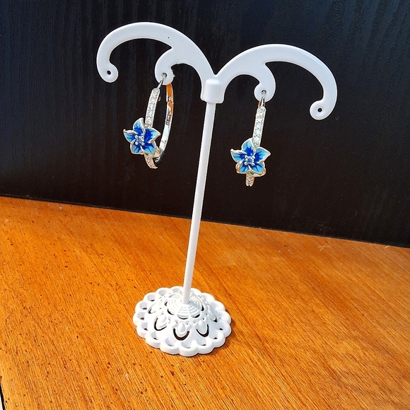 💥SALE💥NEW White Rhinestone With Blue & Green Flower Silver Hoop Earrings - Picture 5 of 5